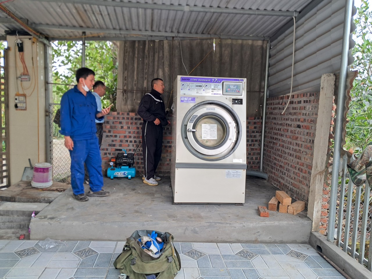 Máy giặt công nghiệp giảm chấn 17kg hiệu Sanyo